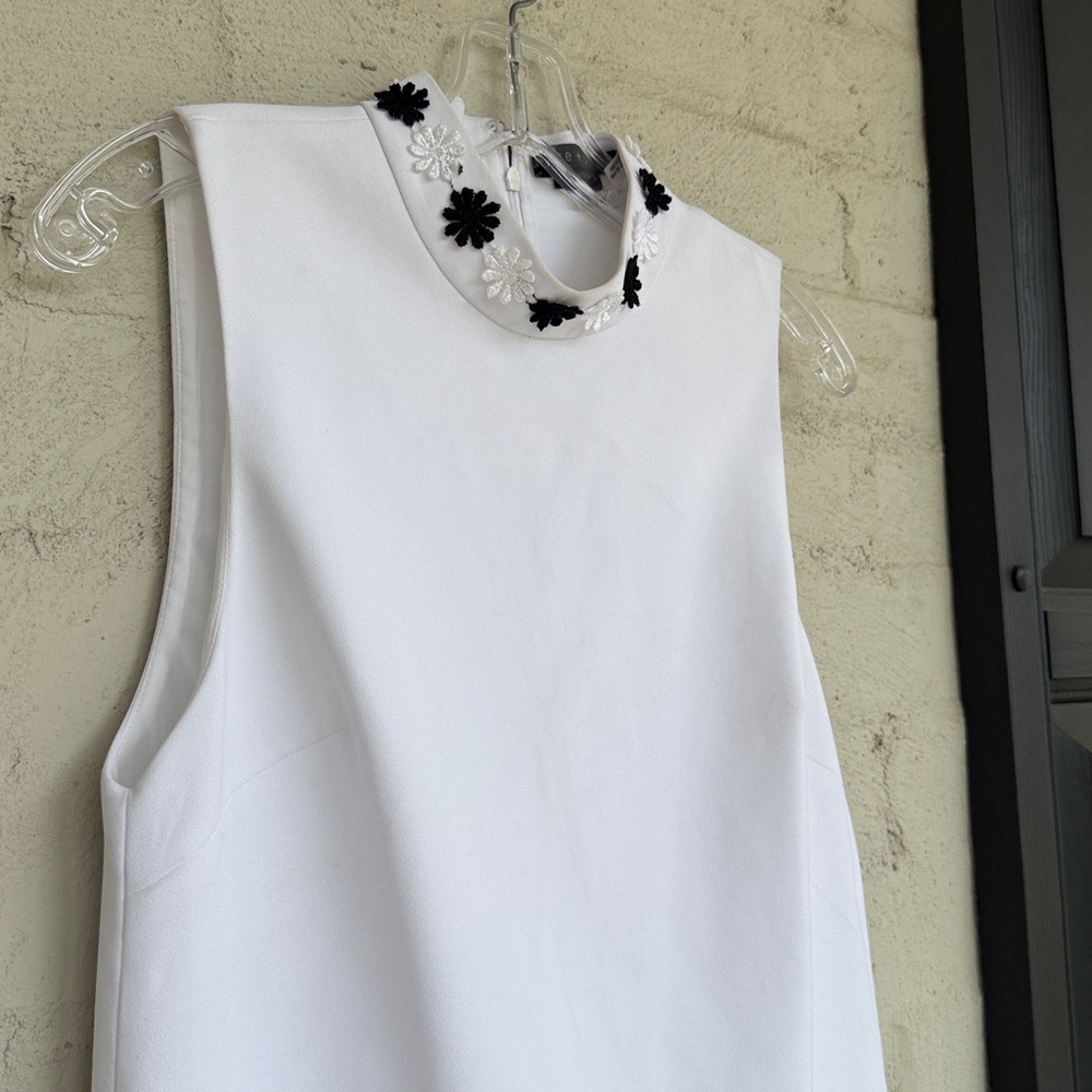 Alice + Olivia Classics White Sleeveless Shift with 3-D Flower Trim Size 6 - Picture 5 of 16